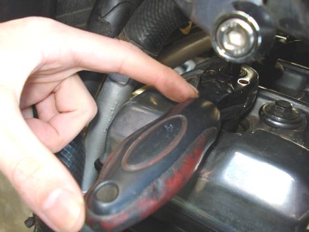 新品のスパークプラグを締め付け