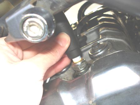 スパークプラグを抜き取る