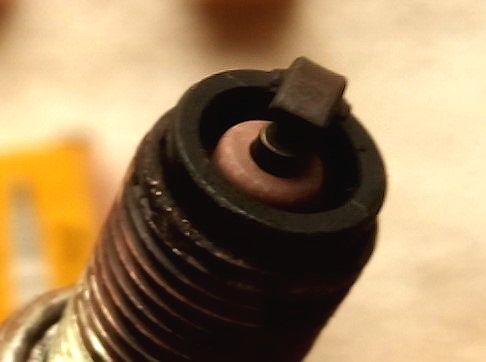 とりはずしたスパークプラグ 油面高め