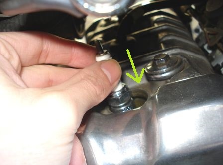 新品のスパークプラグを入れる