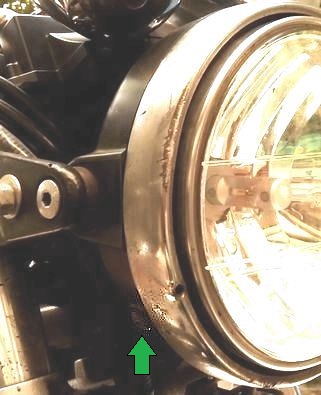 ヘッドライト ネジ 車体右