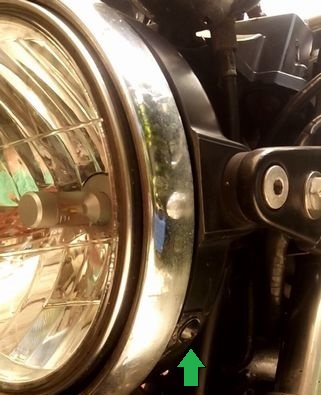 ヘッドライト ネジ 車体左