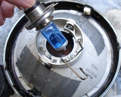 ハロゲンバルブを外す