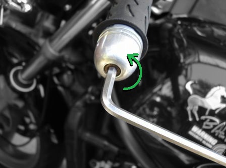 六角レンチでバーエンドを外す