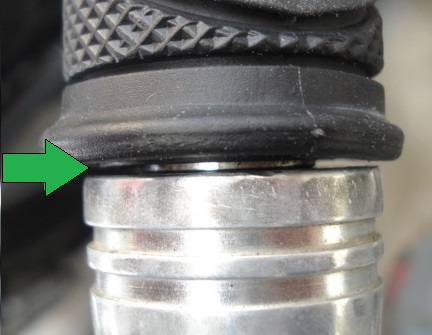 スロットル側は隙間を作る