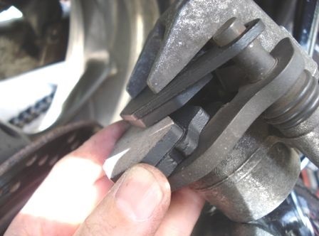 小さいほうのパッドを下から差し入れる