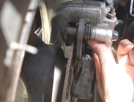 キャリパーをローターに装着