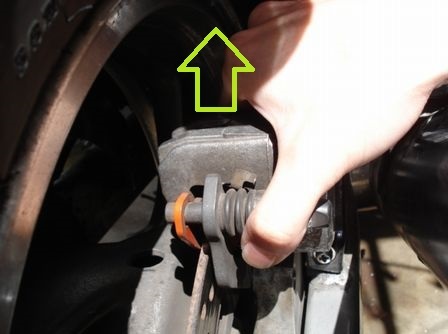 ブレーキキャリパーが外れた