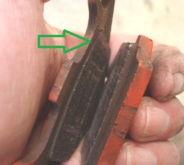 すり減ったブレーキパッド