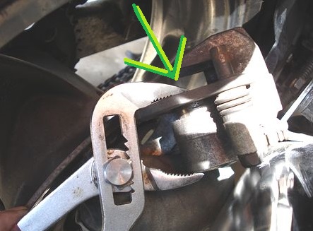 ウォーターポンププライヤーで押し縮める