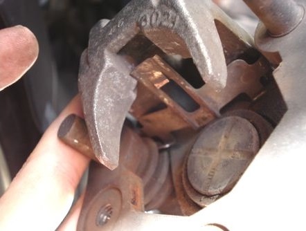 キャリパーにスプリング装着