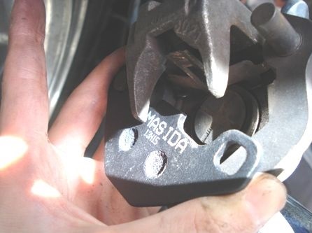 パッド装着のためホルダーを握る