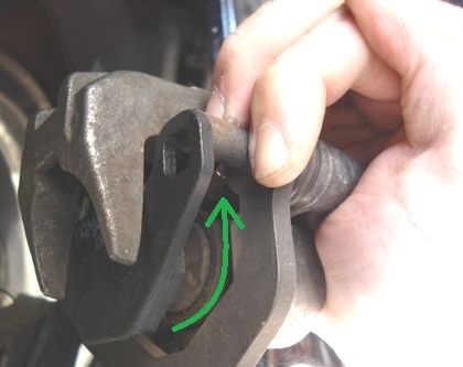 大きい方のブレーキパッド装着