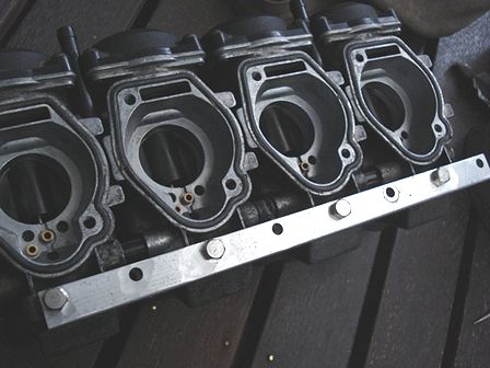 プレートに4つのボルト