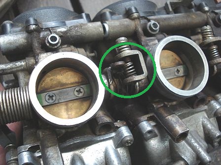 キャブ繋ぎ目のバネ