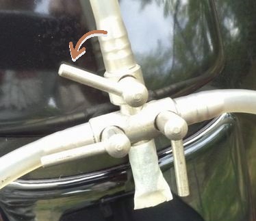 アイドリング調整スクリューで高めに調整