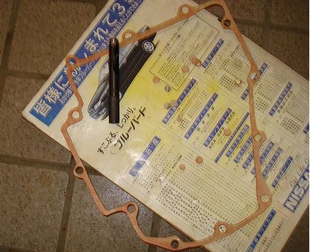 ガスケットのボルト穴をポンチで穴あけ