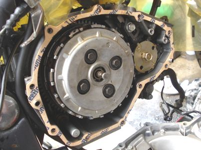 自作ガスケットをクランクケースにセット